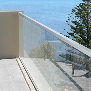 Aluminium glass railing with square Top rail-min